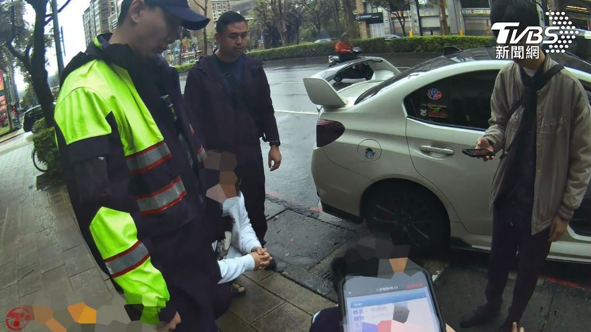 警方逮捕詐團監控手。(圖/TVBS)