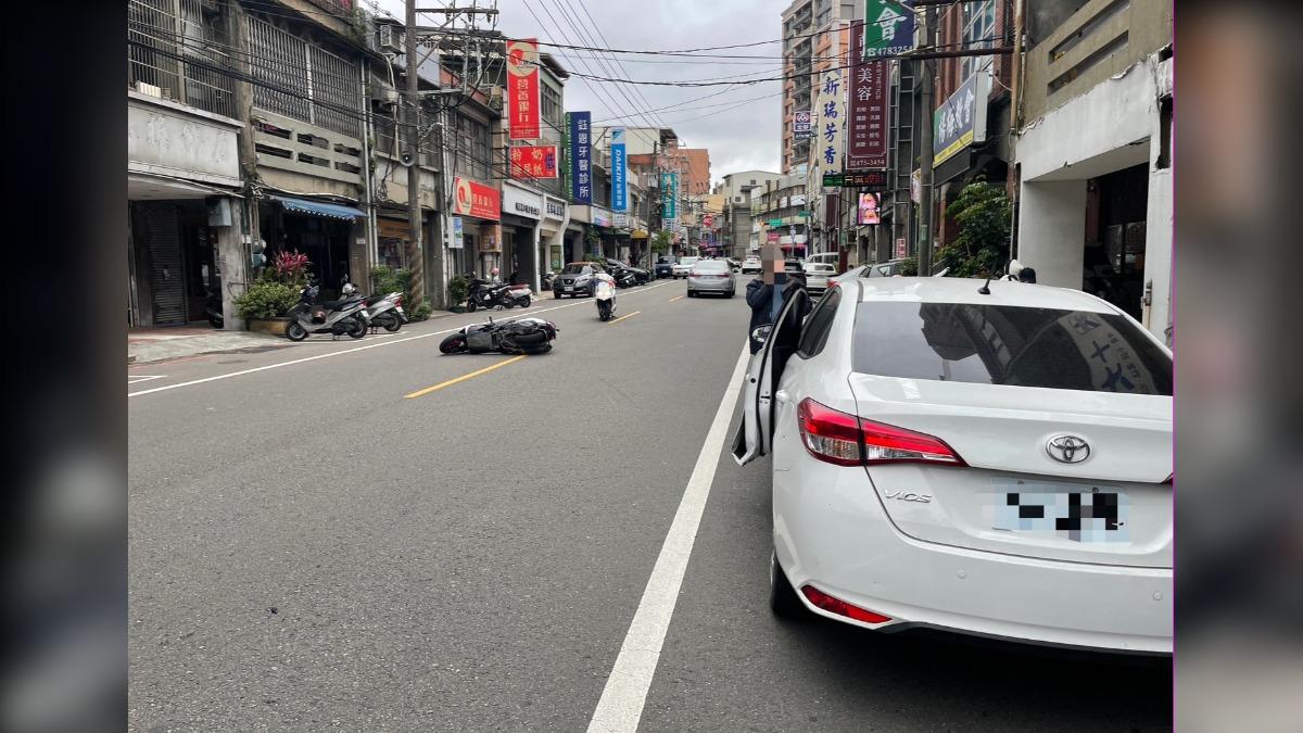 開車門又不看! 23歲機車騎士反應不及 載兩歲童撞上噴飛