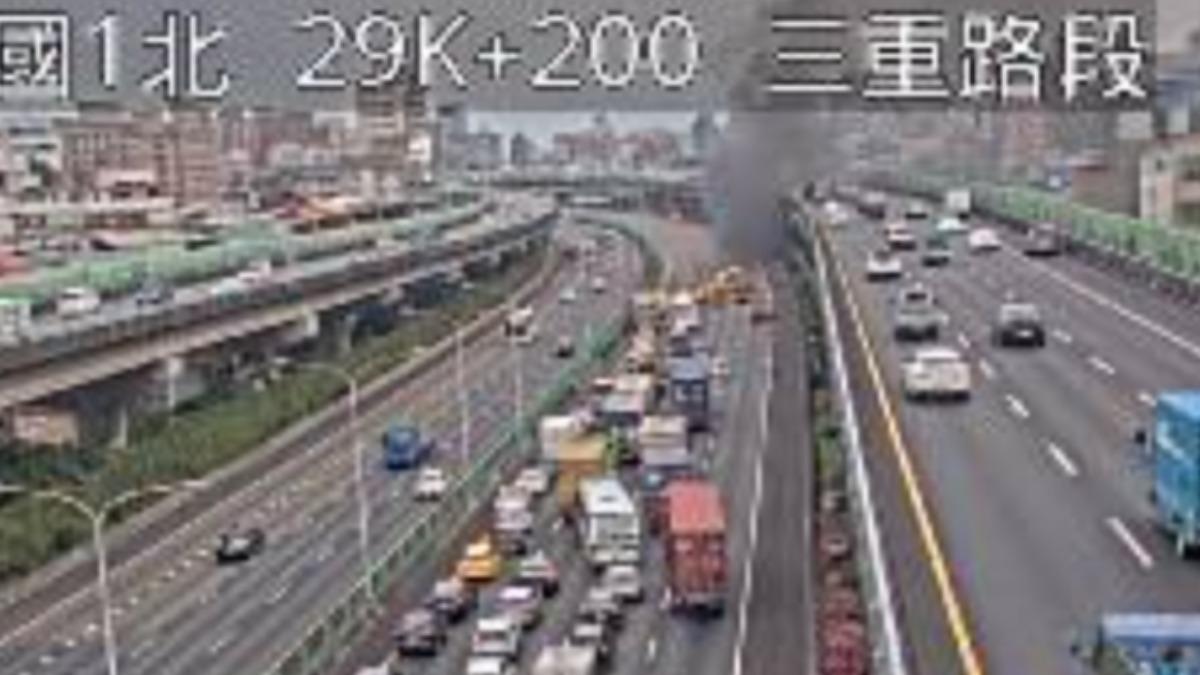 道路全線封閉後方車輛嚴重回堵。(圖/翻攝畫面)