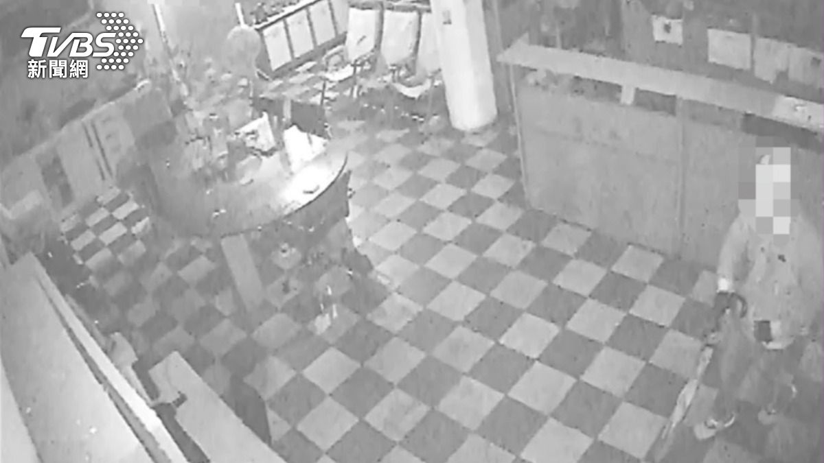 潘男持金屬鉗子破壞工廠的門窗,接著侵入廠房內翻箱倒櫃搜刮財物。(圖/TVBS)