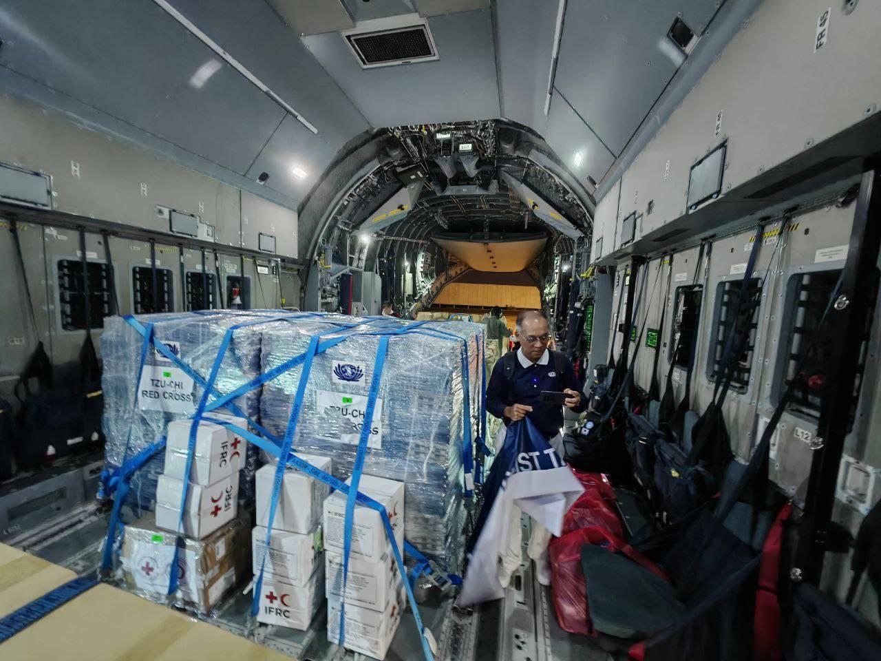 慈濟提供多樣生活用品、食物、毛毯到災區協助救援。(圖/慈濟提供)