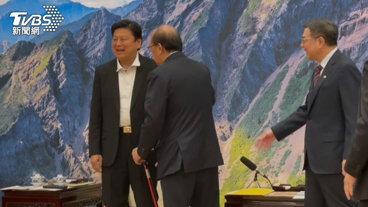 柯建銘不滿座位安排,頻推傅崐萁要求讓座。(圖/劉庭宇攝)