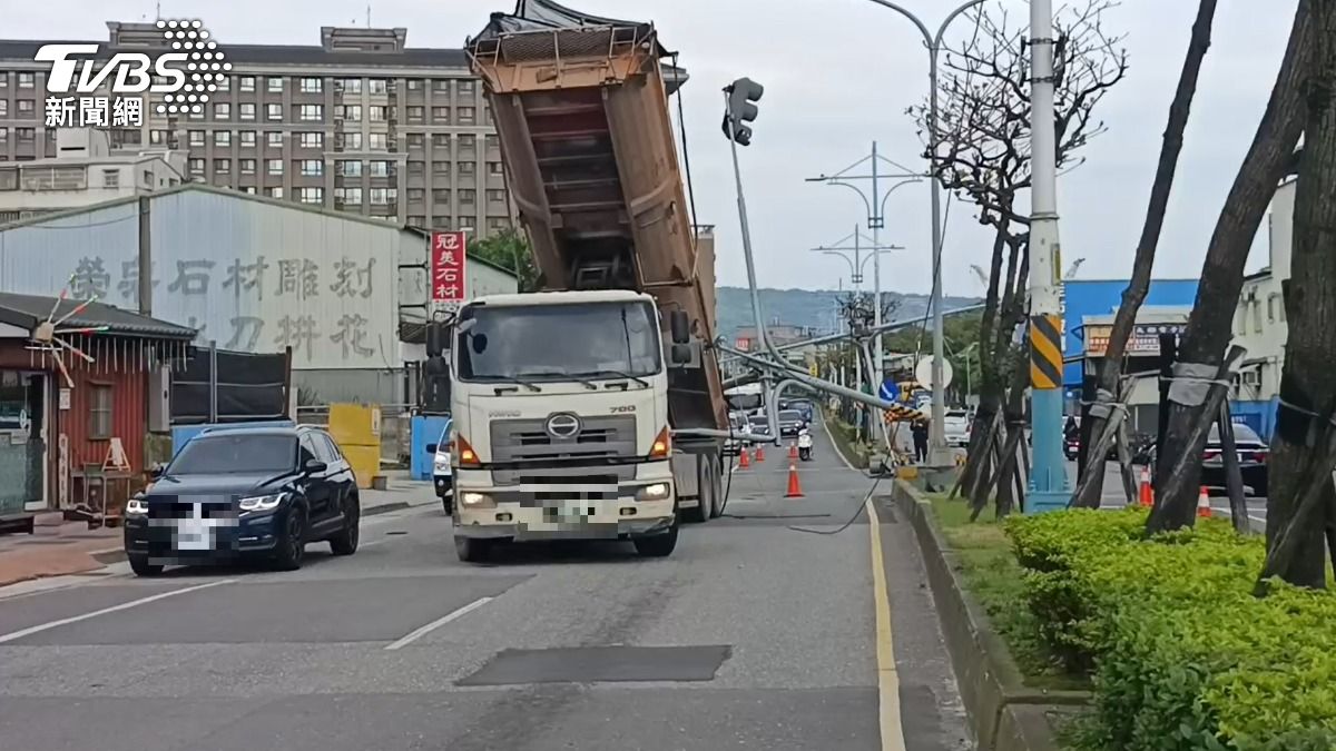 快訊／粗心駕駛忘收後車斗「扯斷電線」　紅綠燈桿斷裂險砸人車
