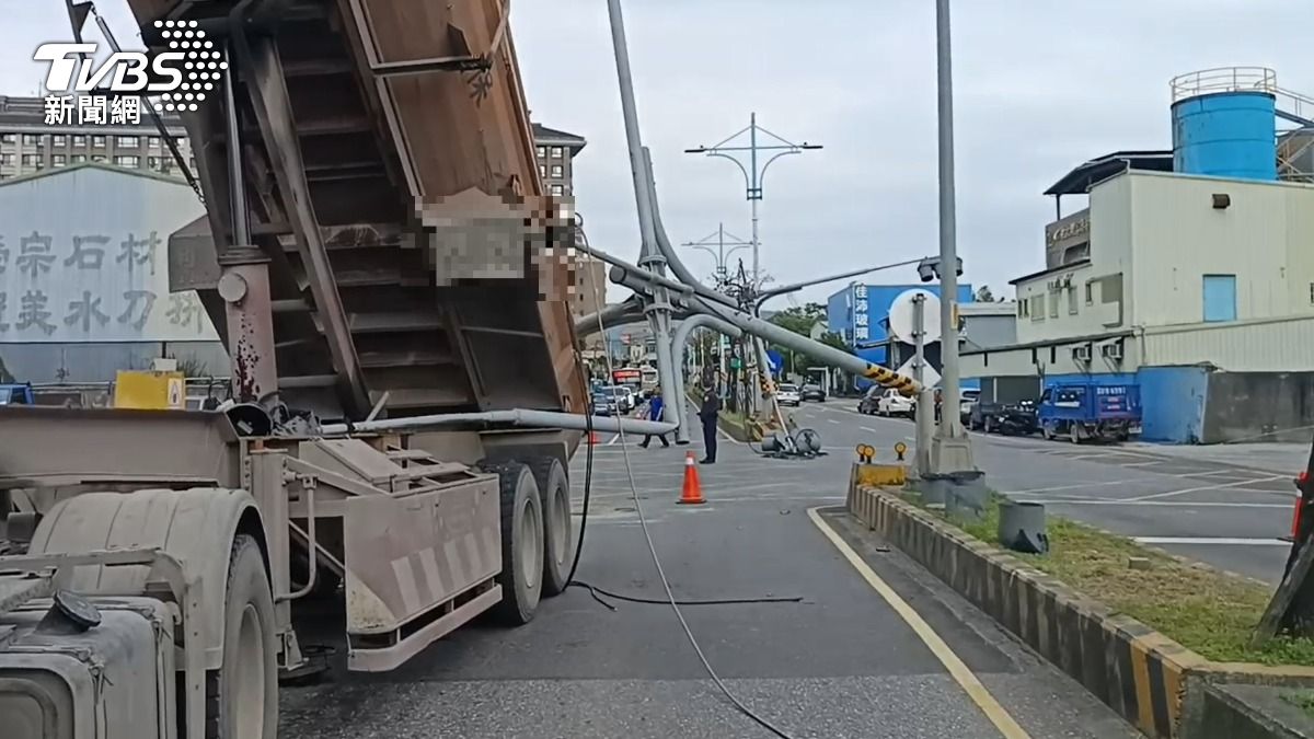 砂石車後車斗勾到電線，號誌桿當場被扯斷。（圖／TVBS）