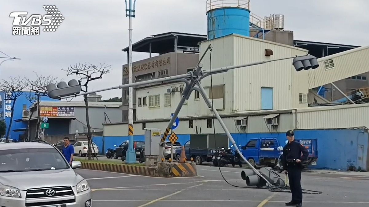 砂石車後車斗勾到電線，號誌桿當場被扯斷。（圖／TVBS）