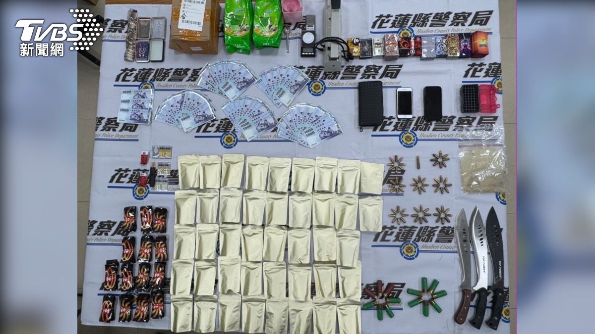 警方查獲多樣違禁品。（圖／TVBS）