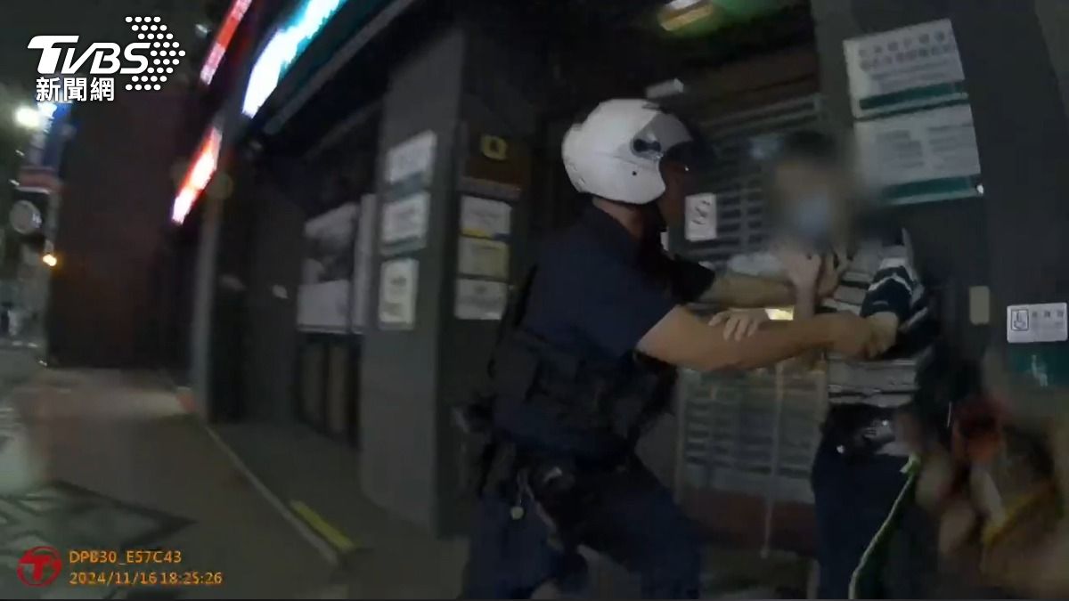 ATM前撐傘霸占!北市男持改造打火機朝警開火 辯:靈體附身
