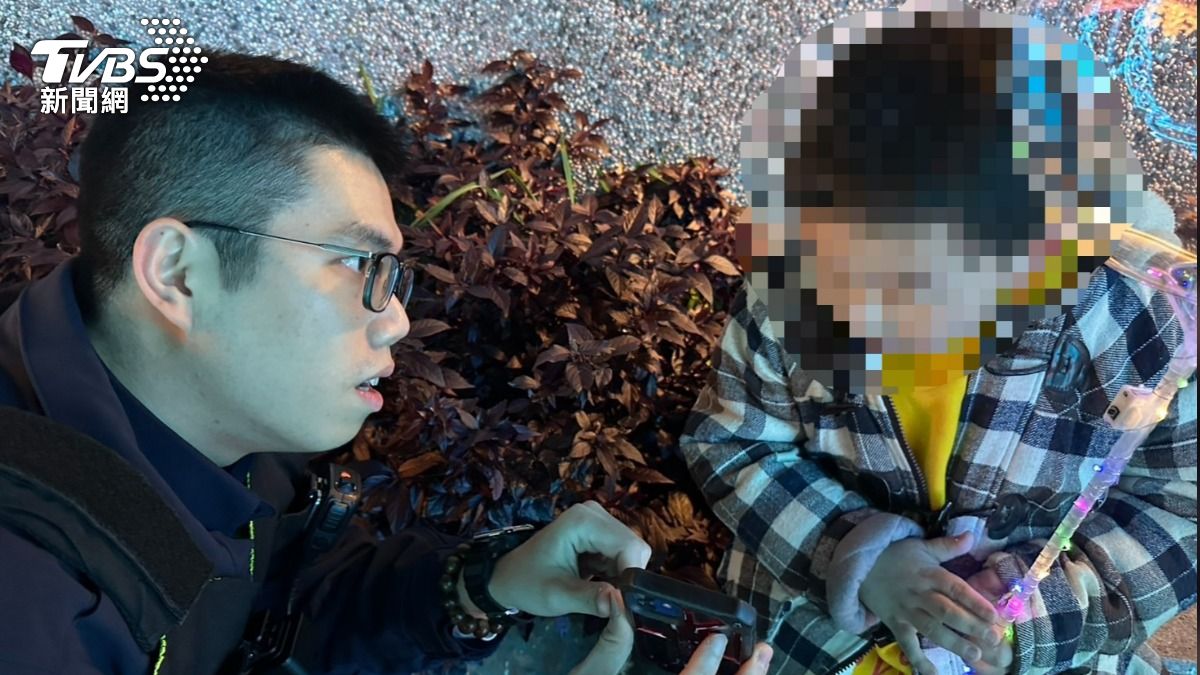 新北男童光雕節走失淚崩！「鐵拳警」化身暖心哥哥幫他找回家人