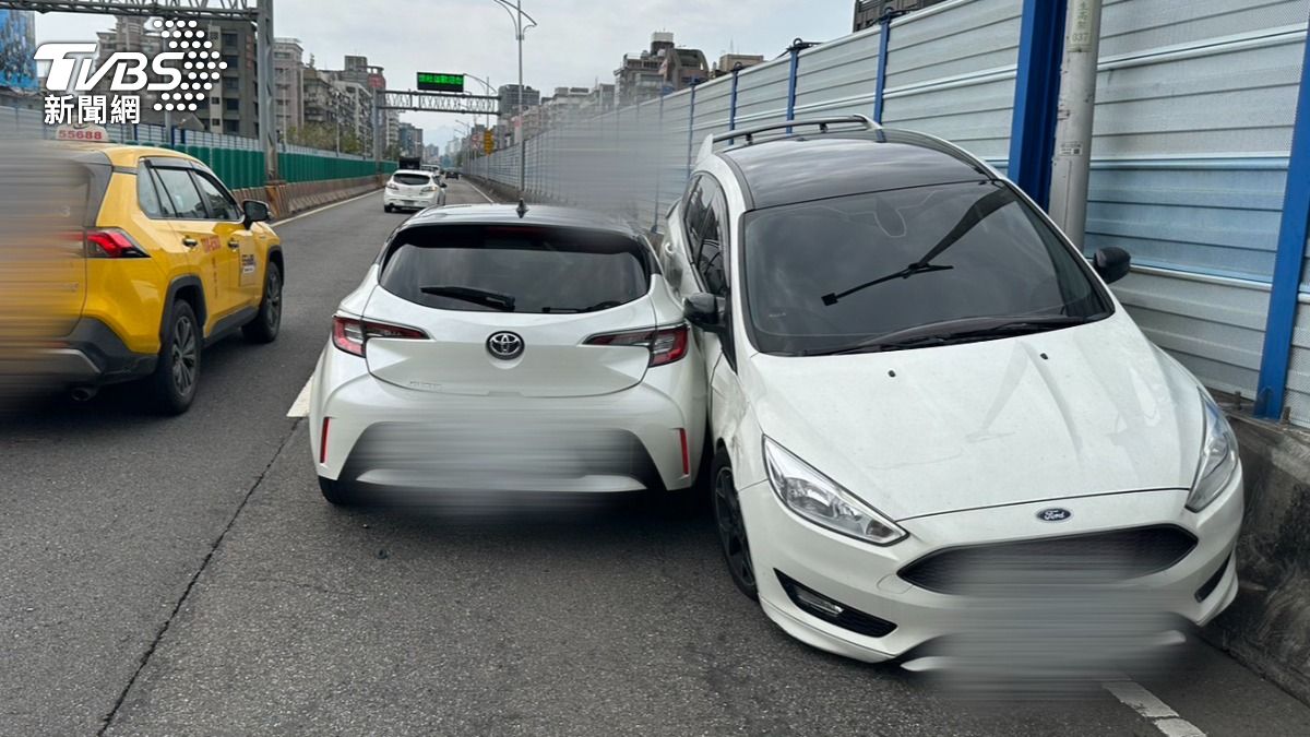 北市新生高架駕駛鬼切釀禍 車子180度反轉騰空卡護欄