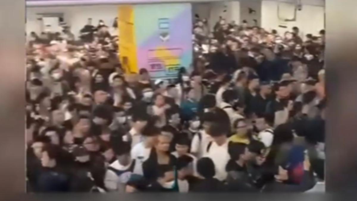 深圳北站內黑壓壓一片,乘客擠到前胸貼後背,現場卻缺乏有效管制。(圖/網路)