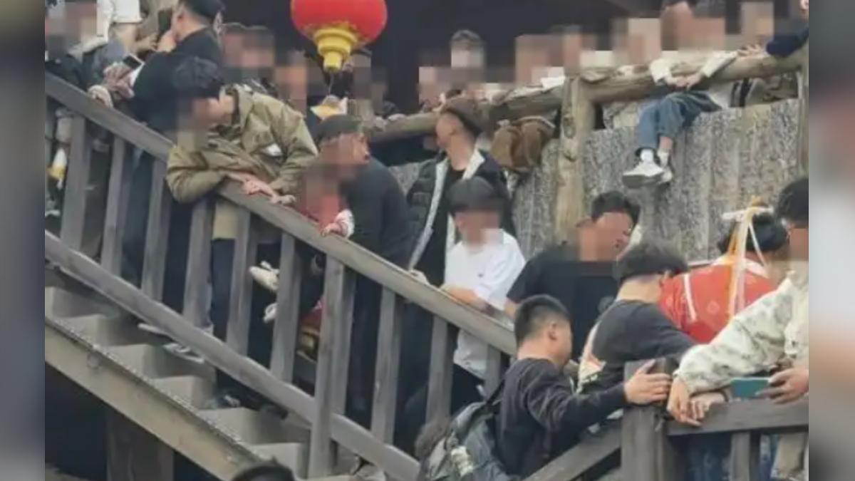 河南開封萬歲山景區,由於遊客眾多,預約表演的APP大當機,結果許多民眾試圖闖進觀眾席,現場一片混亂。(圖/網路)