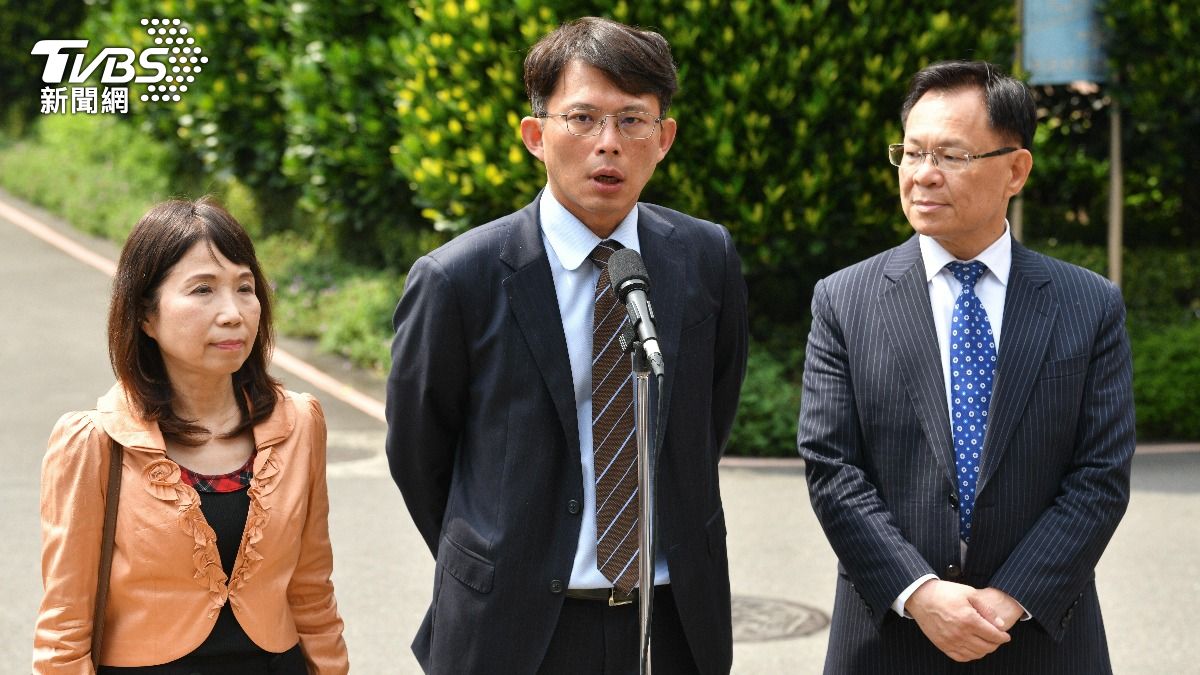 黃國昌等三人代表民眾黨黨團赴行政院開會。(圖／胡瑞麒攝)