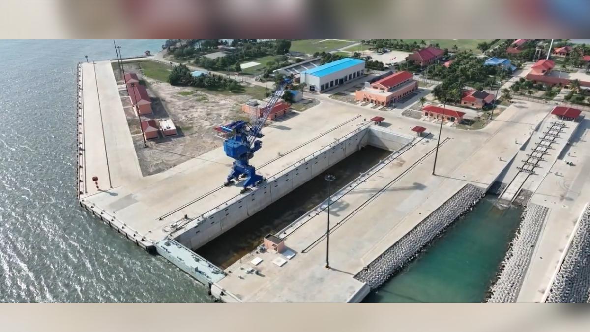 中共解放軍軍艦配合柬埔寨的雲壤海軍基地「聯合保障訓練中心」揭牌,與柬埔寨軍隊啟動「金龍2025」聯合演訓。(圖/CCTV+)
