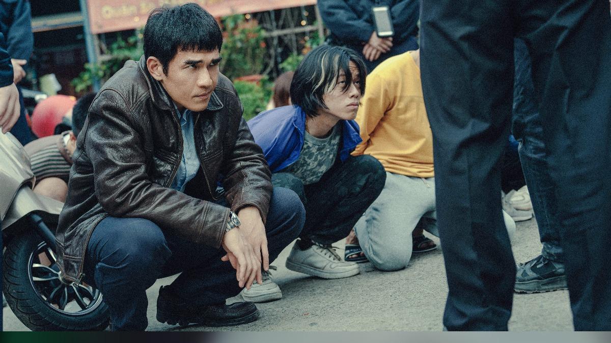 楊一展（左）在《The Outlaw Doctor 化外之醫》飾演人力仲介公司老闆。（圖／公視、中華電信、瀚草文創提供）