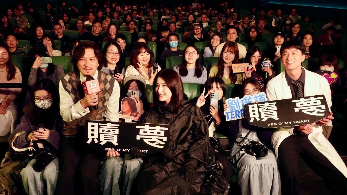 樂壇天后陳慧琳（前排中）驚喜出席其中一場《贖夢》映後與全場大合照。（圖／甲上娛樂提供）
