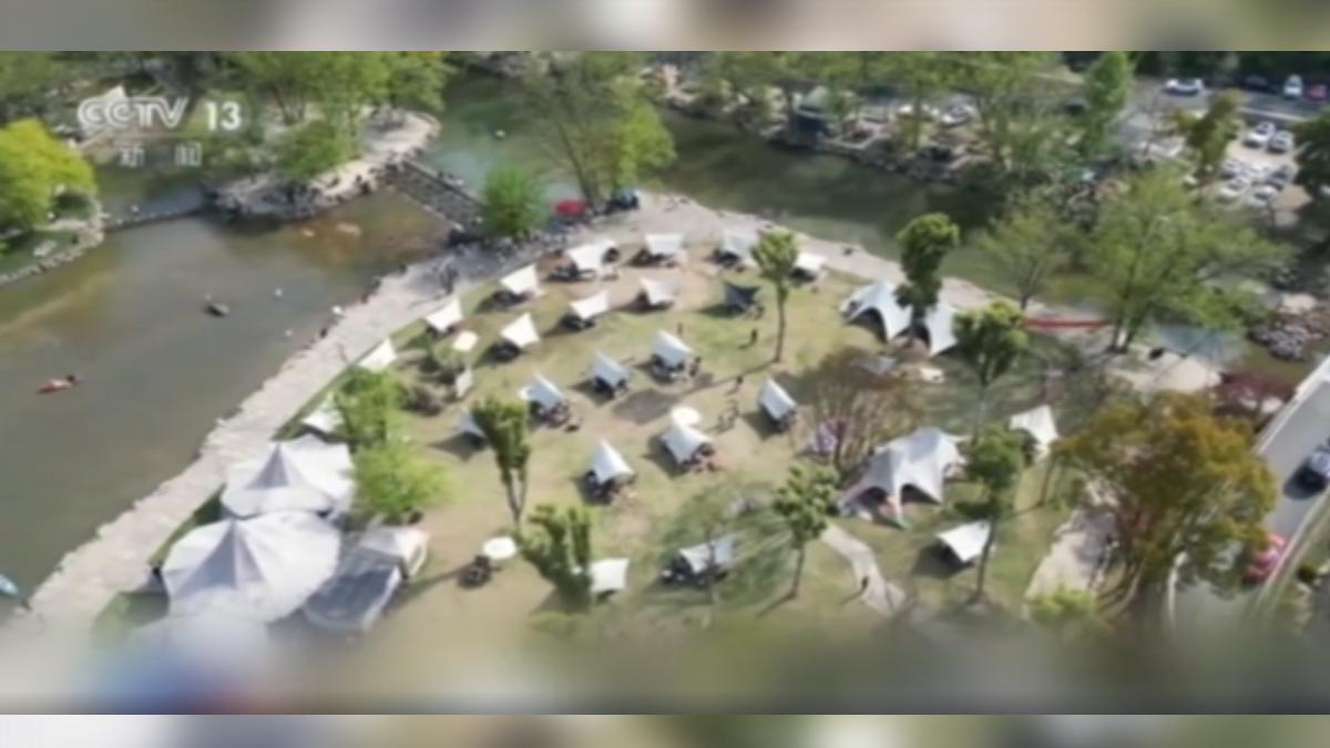 大陸近年的露營熱潮,帶動帳篷、戶外設備及小家電的消費需求,為相關供應鏈注入動能。(圖/央視)