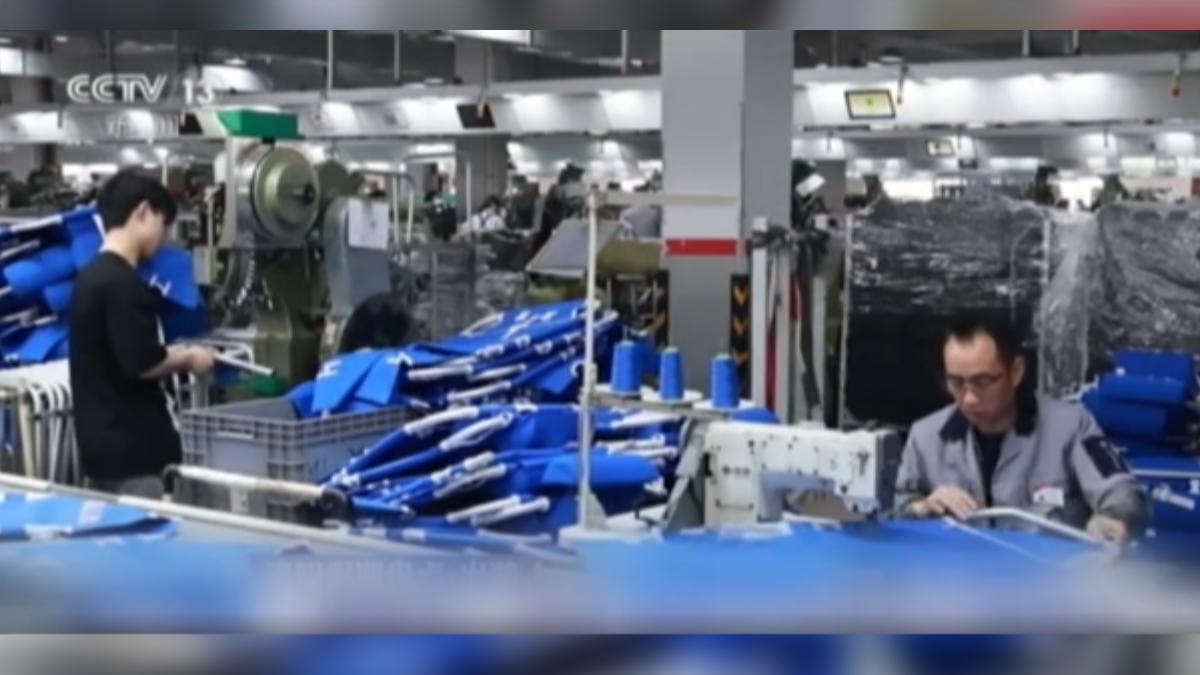 受惠於露營熱潮,浙江的休閒用品業者指出,企業訂單量相較去年增加了20%至30%,目前已排至5月。(圖/央視)