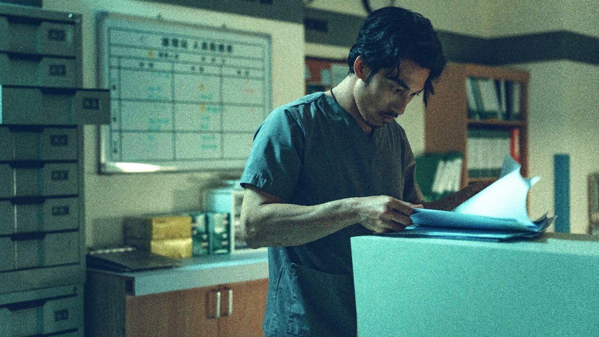 《The Outlaw Doctor 化外之醫》連炳發揭發非法交易。(圖/公視、中華電信、瀚草文創提供)