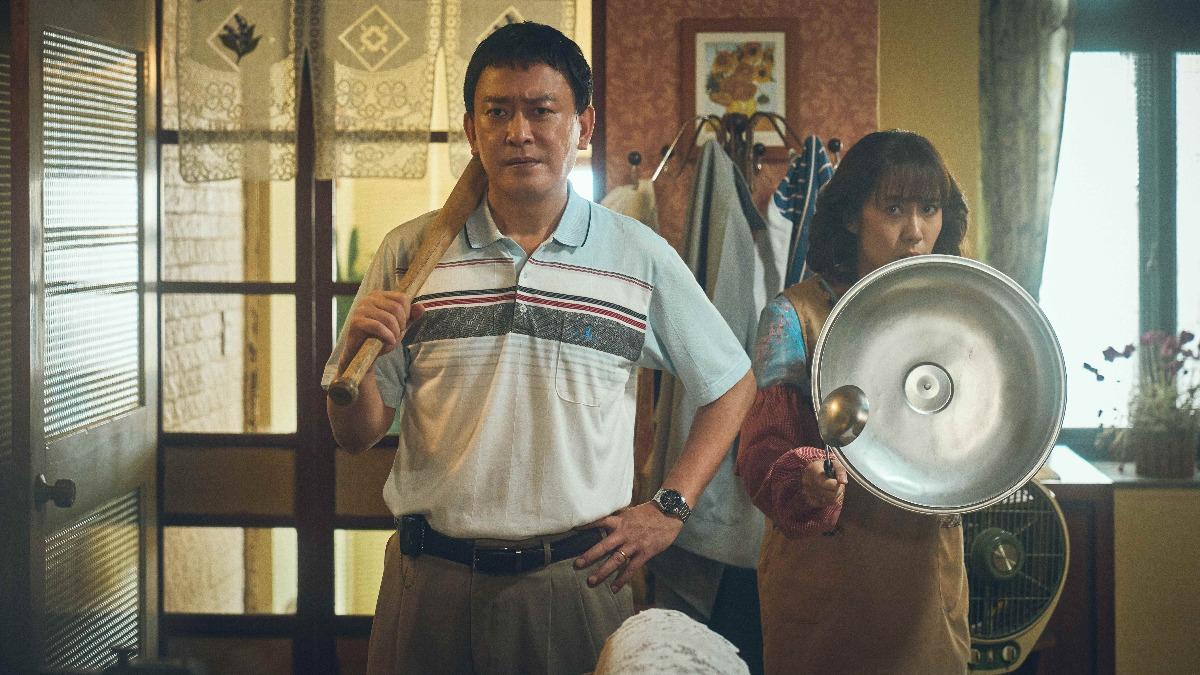 《成功路上》王識賢(左)、張詩盈防備外來者。(圖/華視提供)