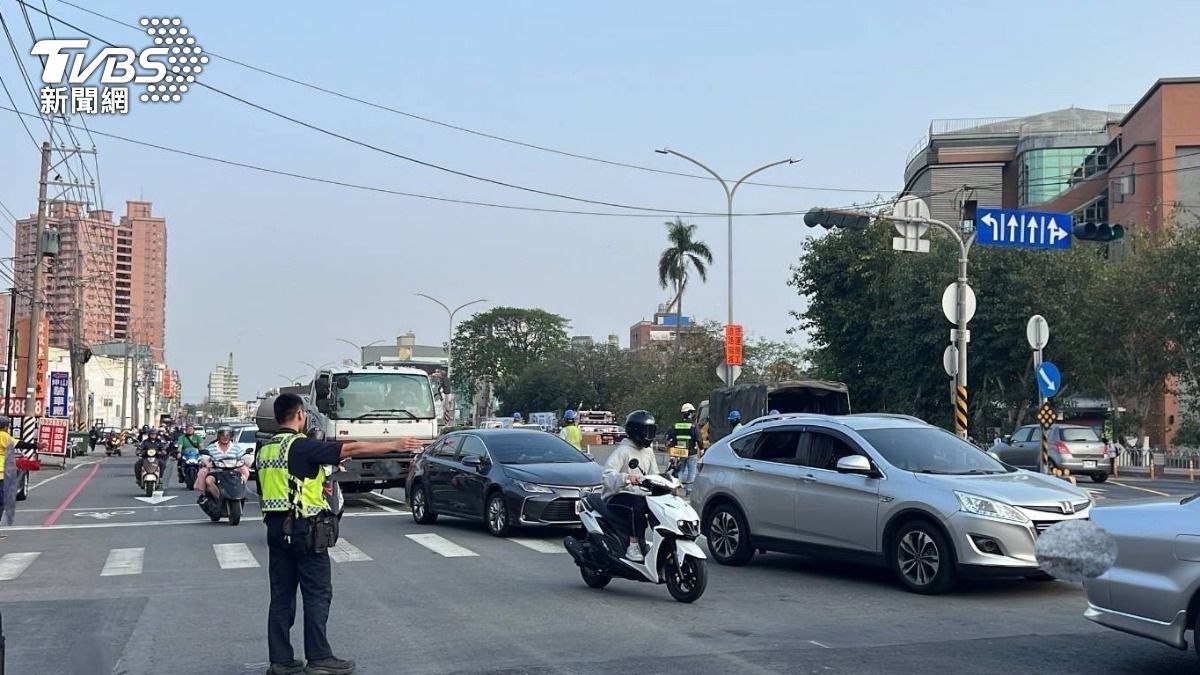 正逢下班車潮，警方獲報後立即派出警力進行交通管制及疏導。（圖／TVBS）