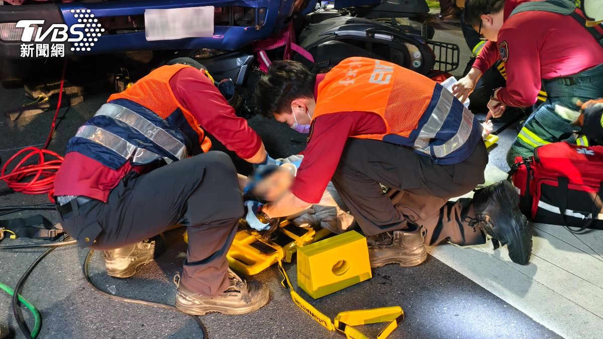 砰!垃圾車與外送機車路口相撞 女外送員慘卡車底哀嚎送醫