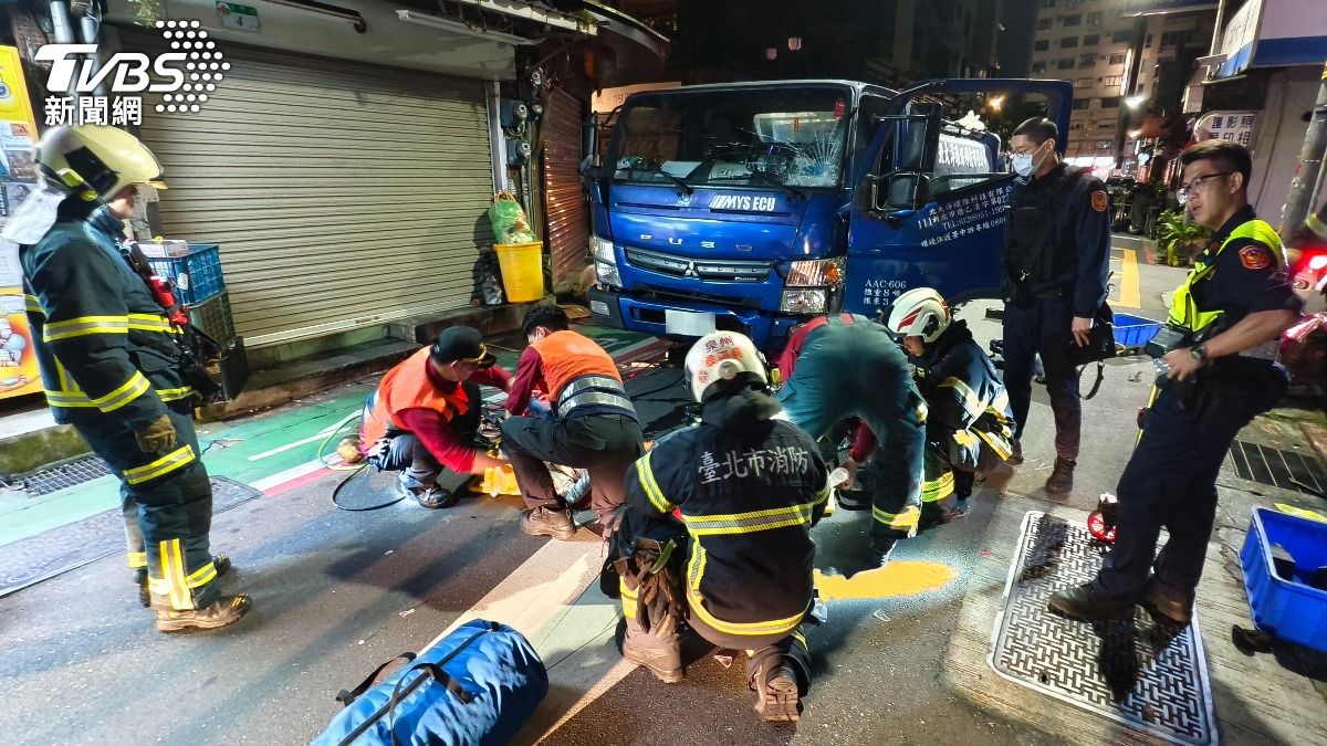 兩車相撞後,鍾女連人帶車卡進車底,現場傳出陣陣哀嚎聲。(圖/陳冠宇攝)