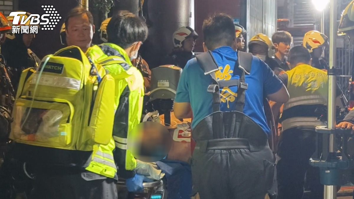金男倒臥在浴室內失去生命跡象，身上還有多處刀傷，送醫搶救仍宣告不治。（圖／TVBS）