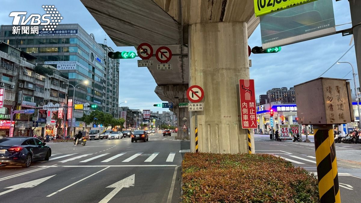 小轎車違規右轉釀禍。(圖/TVBS)