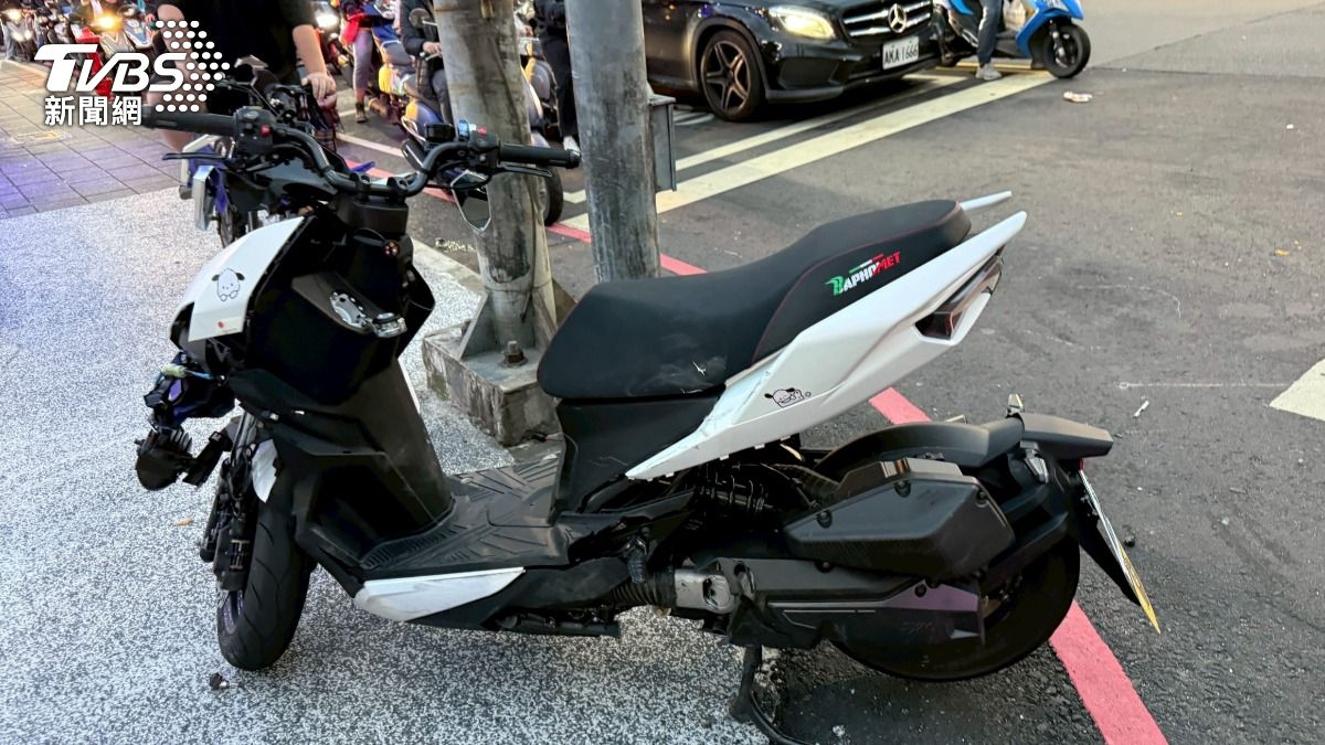 小轎車違規右轉釀禍,機車騎士猛撞車頭後噴飛。(圖/TVBS)