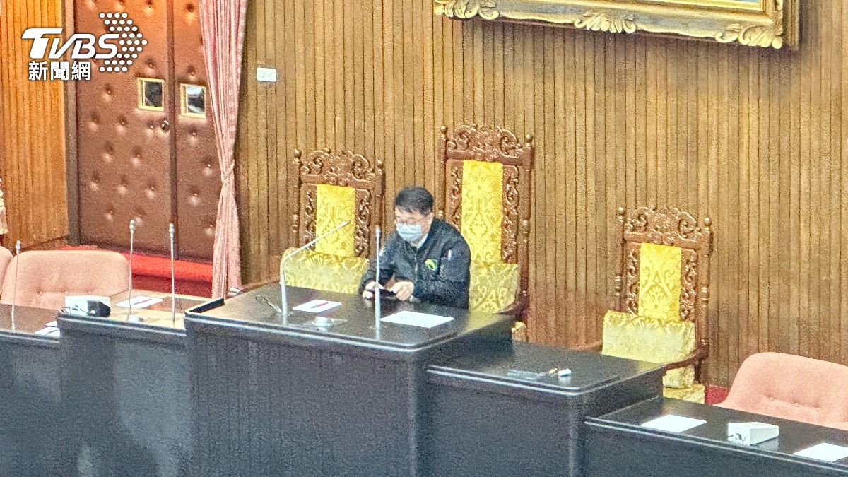 民進黨立法院黨團派吳秉叡坐在主席台上。(圖/潘袁詩羽攝)