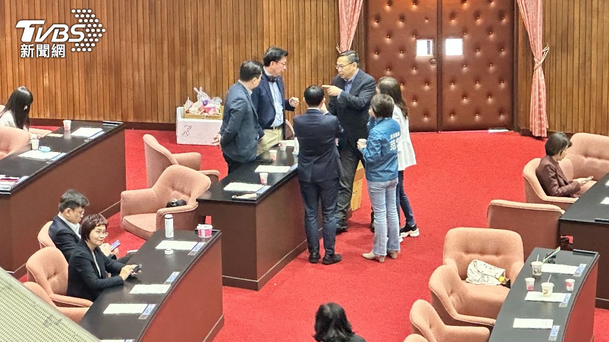 民進黨團7點就甲動進入議場。(圖/潘袁詩羽攝)