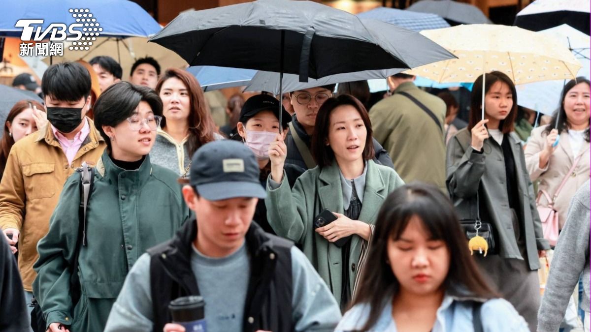 天氣/兩波鋒面接力!明晚變天 周六「雨下到一片紅」