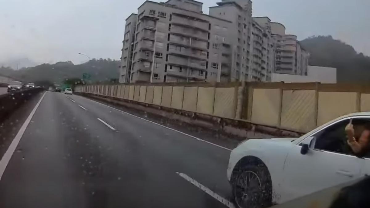 保時捷國道急煞逼車「比中指」挑釁客運司機 警方要罰了