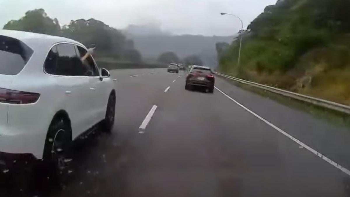 乘客也比中指挑釁客運司機。(圖/翻攝記者爆料網)
