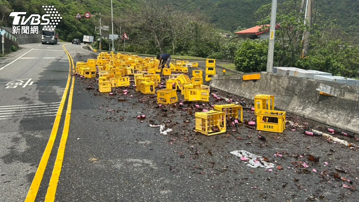 快訊/貢寮大貨車沒綁好「裝箱米酒」全噴地 單線雙向交管中