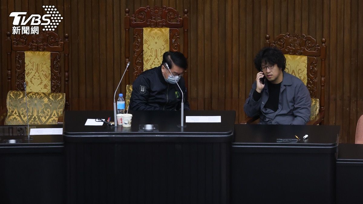 綠委吳秉叡、沈伯洋佔領主席台,不讓院長韓國瑜主持議事。(圖/華子琛攝)