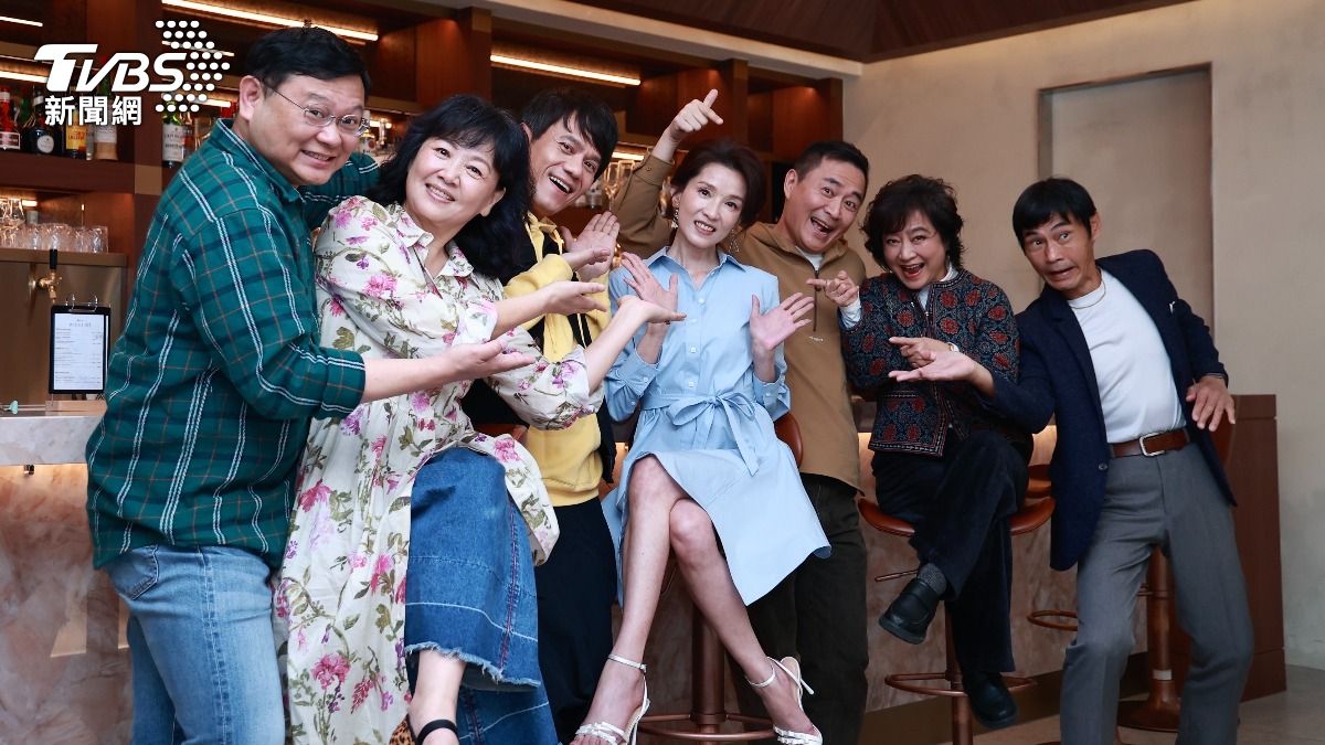 吳世偉(左起)、王琄、凱爾、葉全真、湯志偉、楊麗音、夏靖庭同台演出。(圖/黃城碩攝)