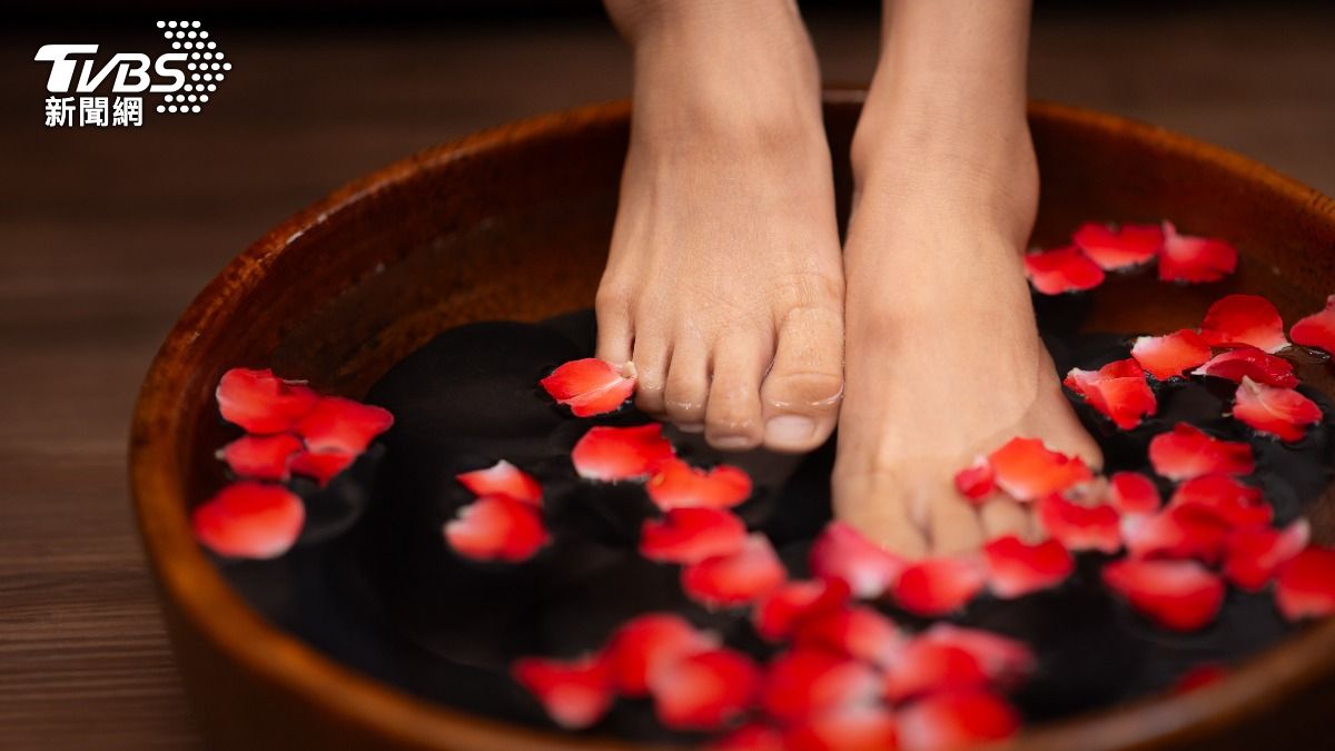 泡足浴是腳部保養祕訣之一。(示意圖/shutterstock達志影像)