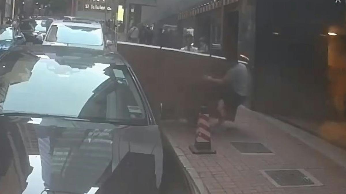 兩名男子合力用推車,運送一件大型石膏板。(圖/翻攝自中港改車斗陰影片關注組FB)