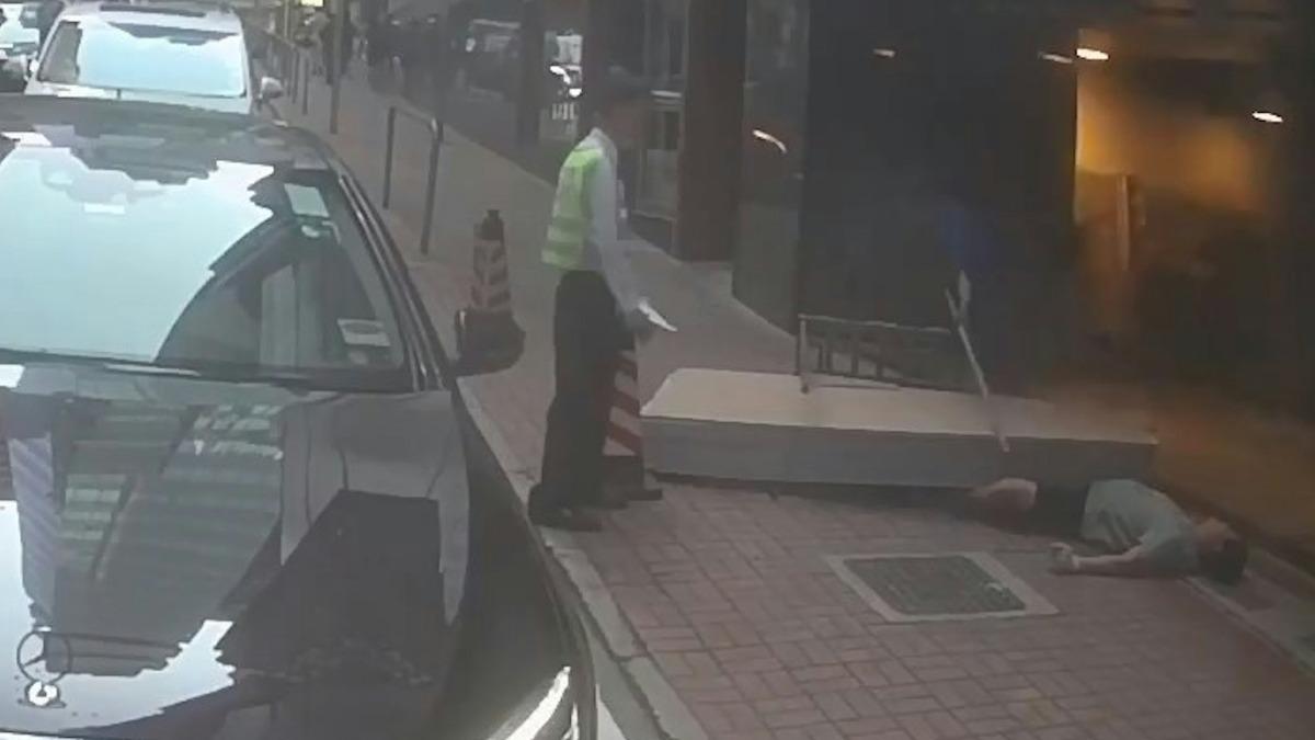 工友拆走推車上的長棍狀物。(圖/翻攝自中港改車斗陰影片關注組FB)