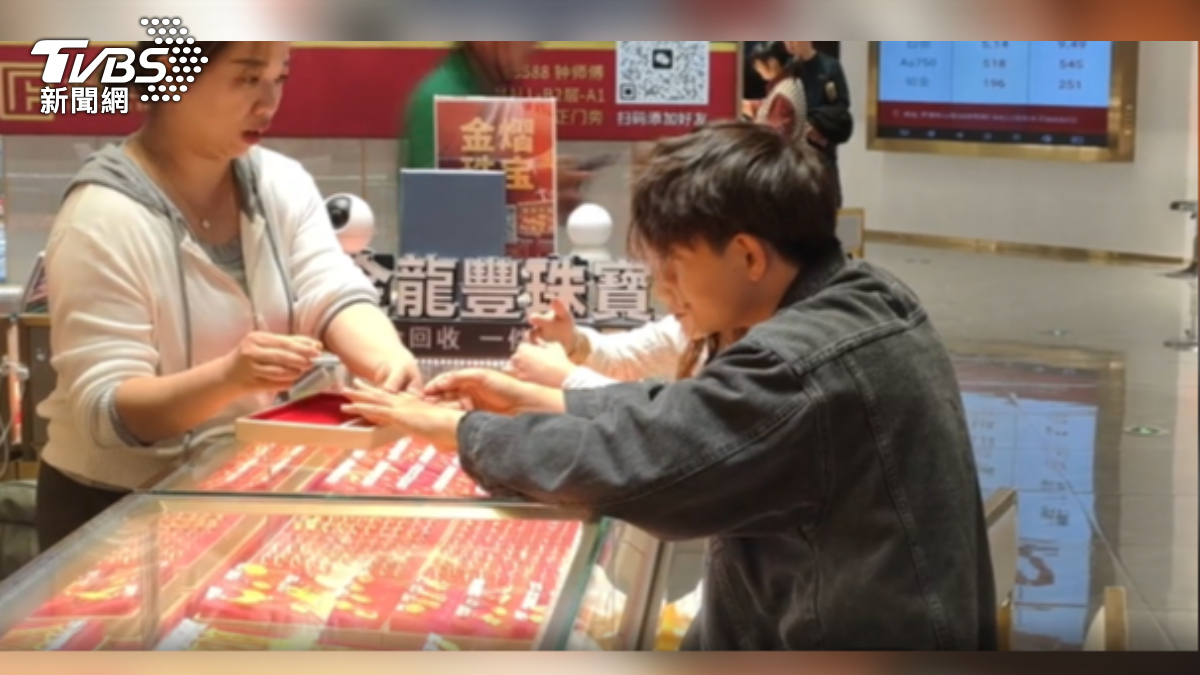 國際金價下跌,大陸掀起淘金熱,廣東深圳水貝市場的店員表示,不只買金的人潮再度回流,甚至有人從外地拖著行李箱來搶購。(圖/謝賢熺 攝)