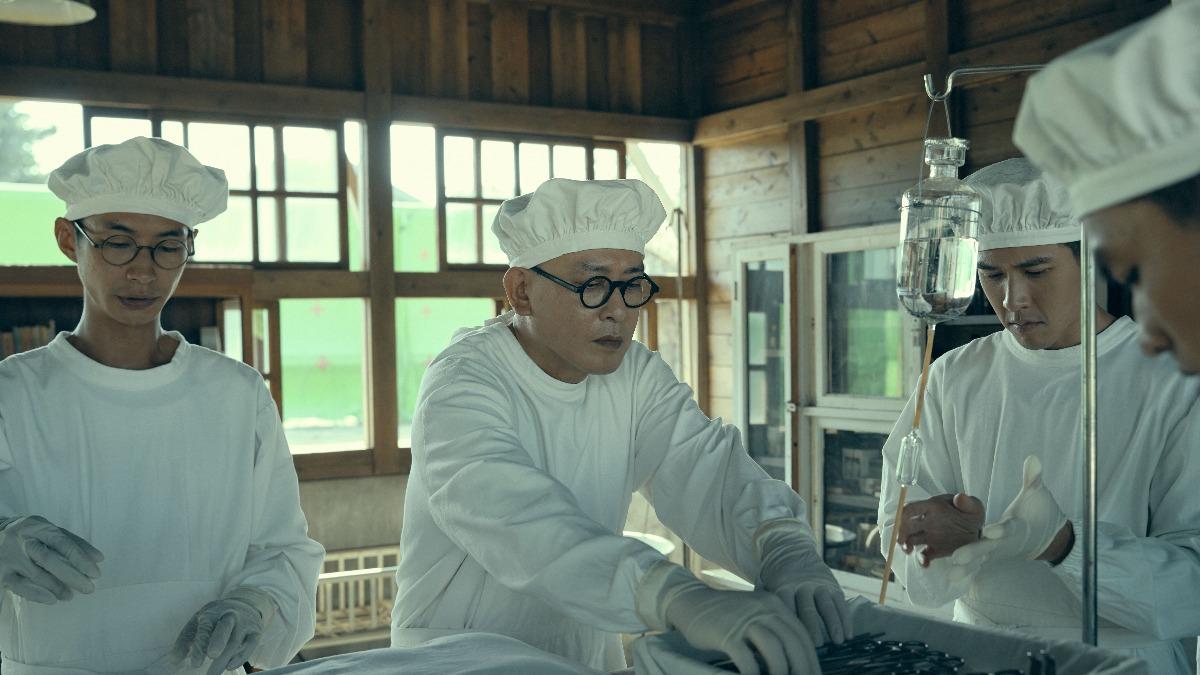 《星空下的黑潮島嶼》王識賢(右)帶領黃河一起動刀。(圖/Hami Video提供)