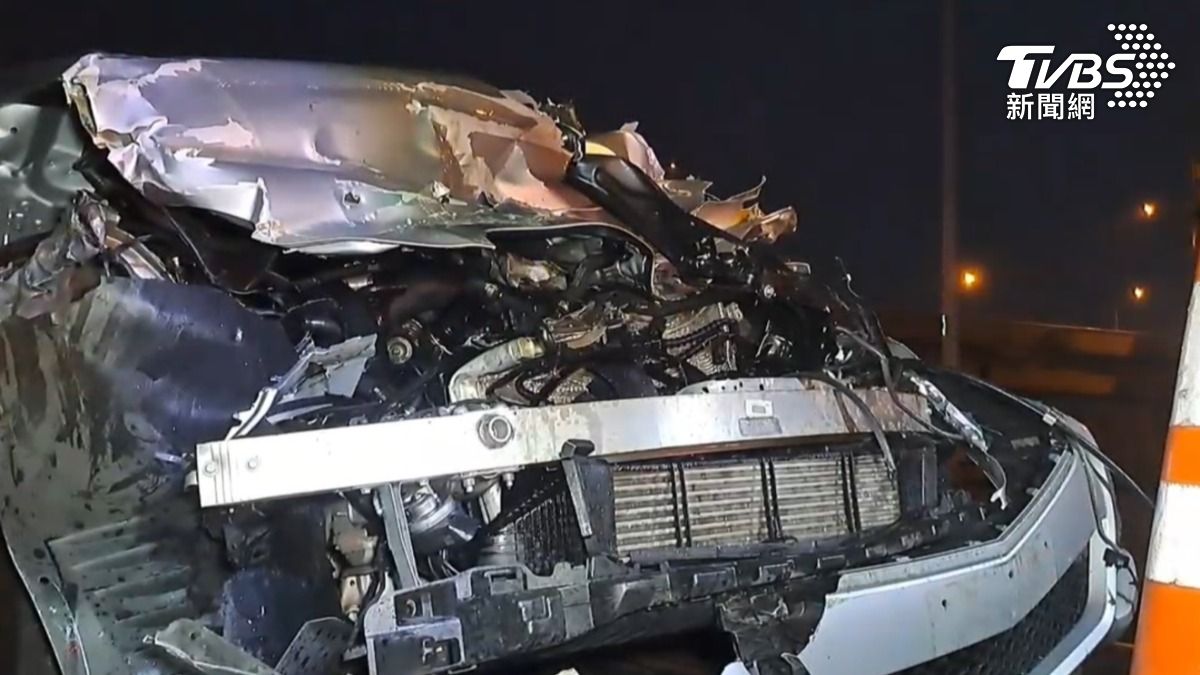 快訊/台74線崇德嚴重追撞 計程車「削掉半車頭」碎片炸噴