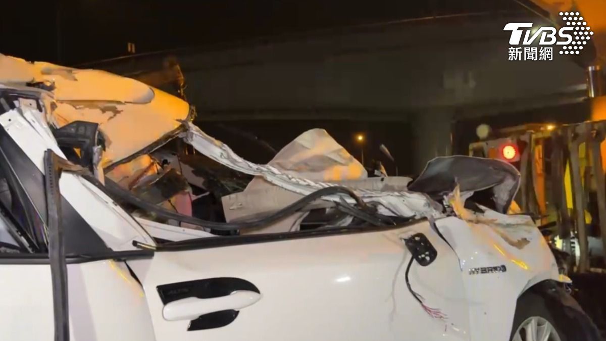 貨櫃拖板車、賓士車及多元計程車三台車追撞。(圖/TVBS)
