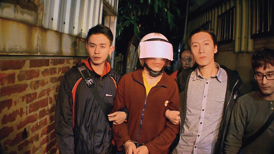 韓岳霖因心虛提問追查方向而遭警方懷疑,最終認罪坦承預謀殺害蔡婦劫財。(圖/東森新聞提供鏡週刊)
