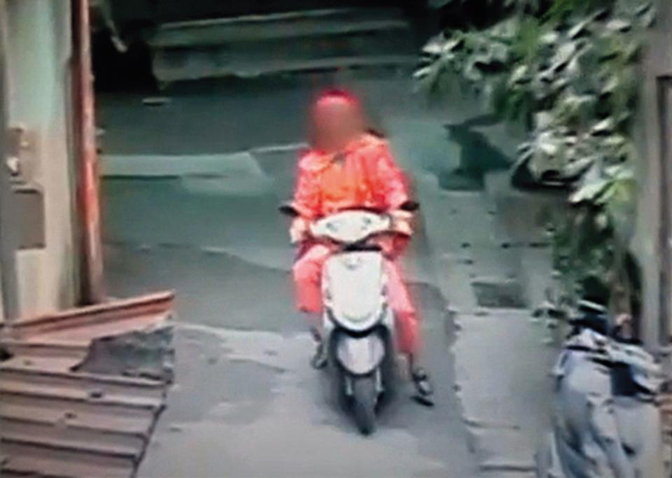 蔡婦騎車來到板橋巷弄內停放,接著走進一旁公寓,卻就此人間蒸發。(圖/鏡週刊翻攝畫面)