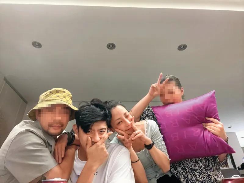 王柏傑(左二)、謝欣穎(右二)的社群照片居家且日常。(圖/翻攝自謝欣穎IG)