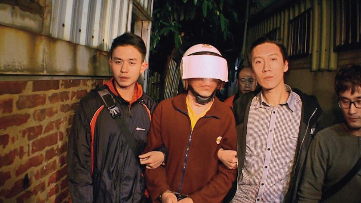 韓岳霖因心虛提問追查方向而遭警方懷疑，最終認罪坦承預謀殺害蔡婦劫財。（圖／東森新聞提供鏡週刊）