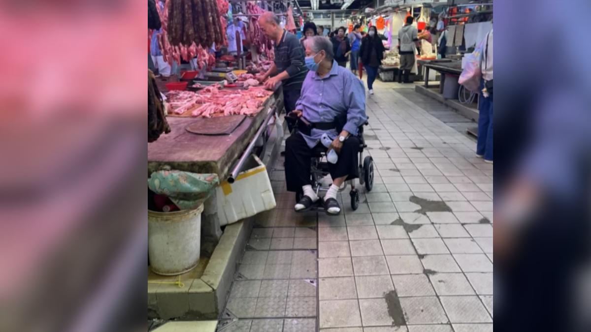 73歲洪金寶真的不良於行 坐輪椅買豬肉親解原因讓網友超感慨