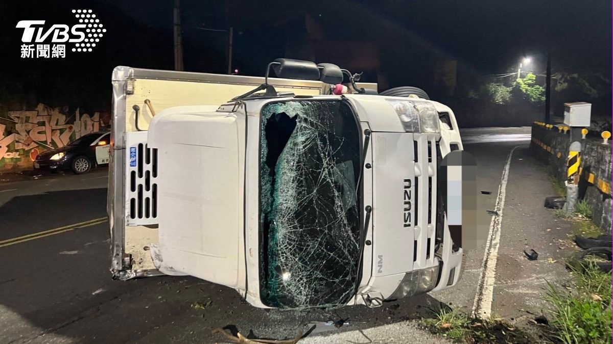 新北男不熟山路過彎「滑壘翻車」　火花狂竄畫面曝
